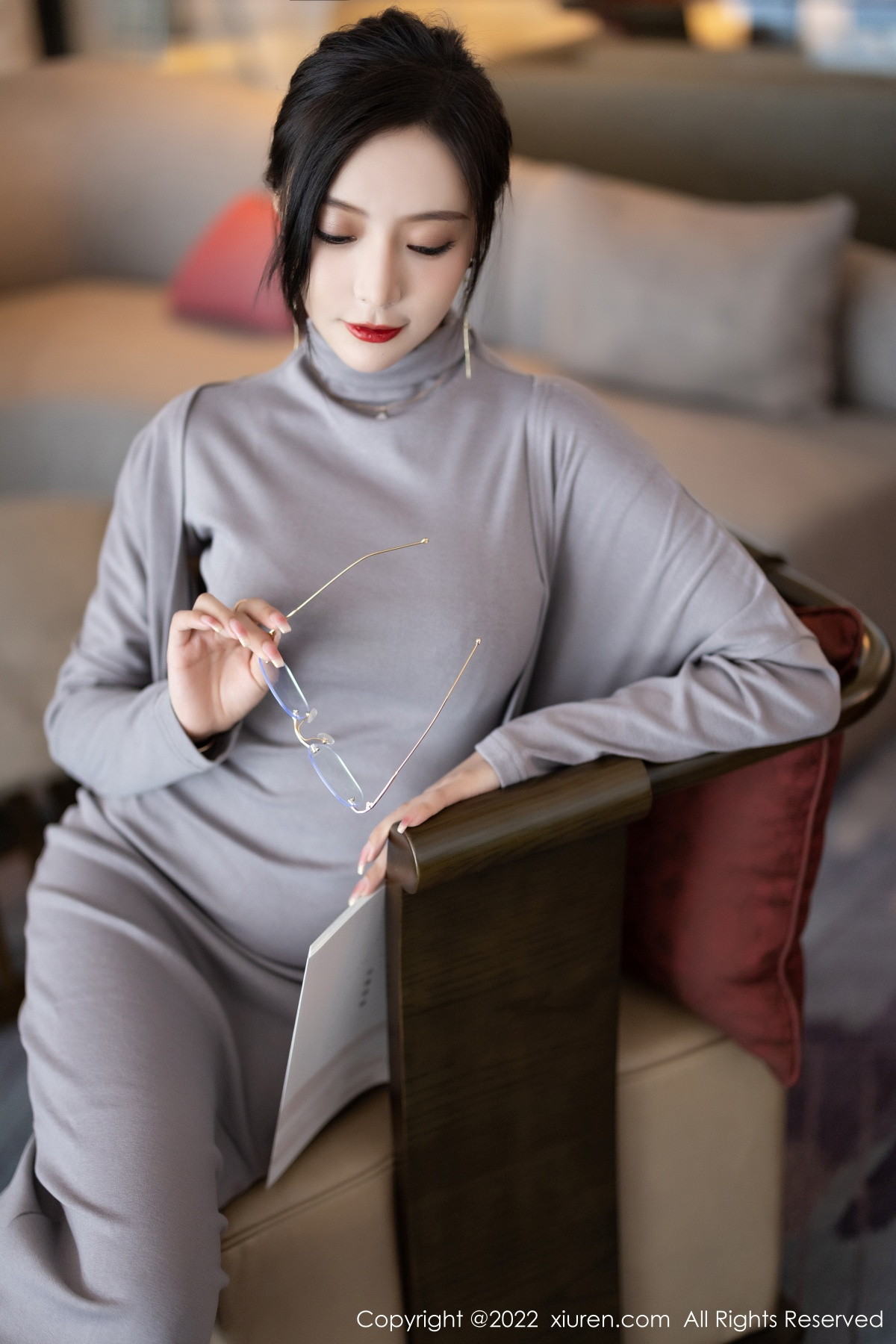 xgyw.top_XiuRen第5745期_女神王馨瑶yanni女学者的反转主题典雅灰色长裙性感迷人写真84P