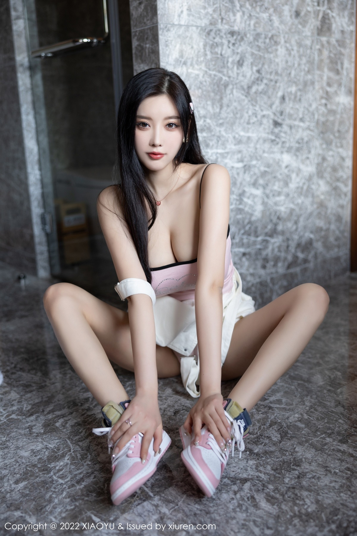 xgyw.top_[XiaoYu画语界]Vol.887_女神杨晨晨Yome杭州旅拍性感白色背带短裙露粉色内衣诱惑写真87P