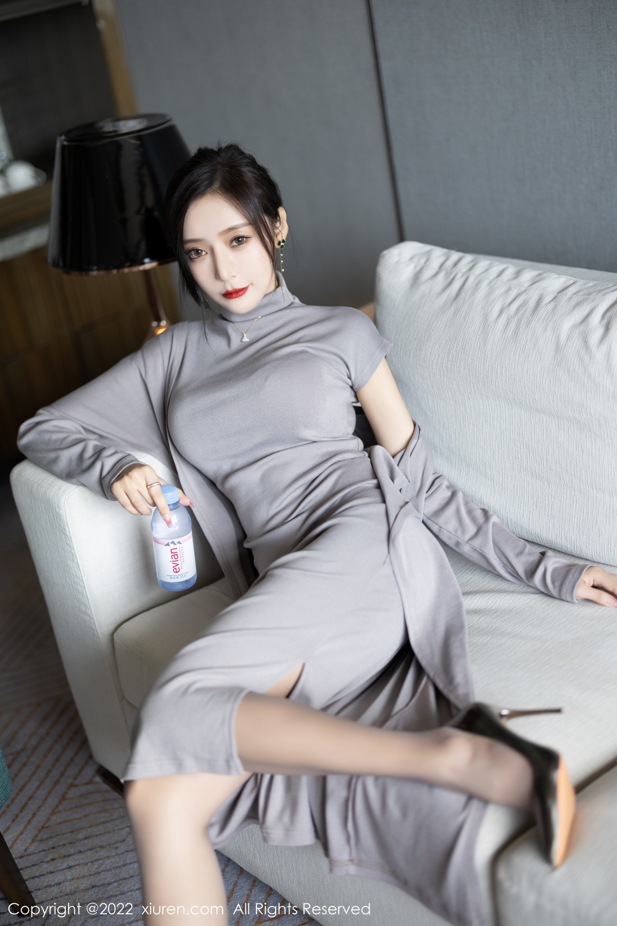 xgyw.top_XiuRen第5745期_女神王馨瑶yanni女学者的反转主题典雅灰色长裙性感迷人写真84P