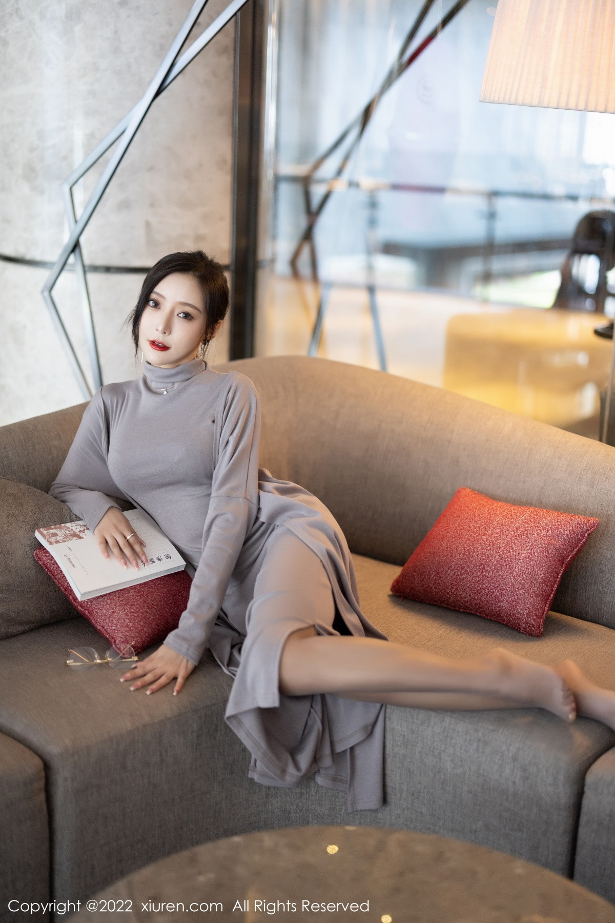 xgyw.top_XiuRen第5745期_女神王馨瑶yanni女学者的反转主题典雅灰色长裙性感迷人写真84P