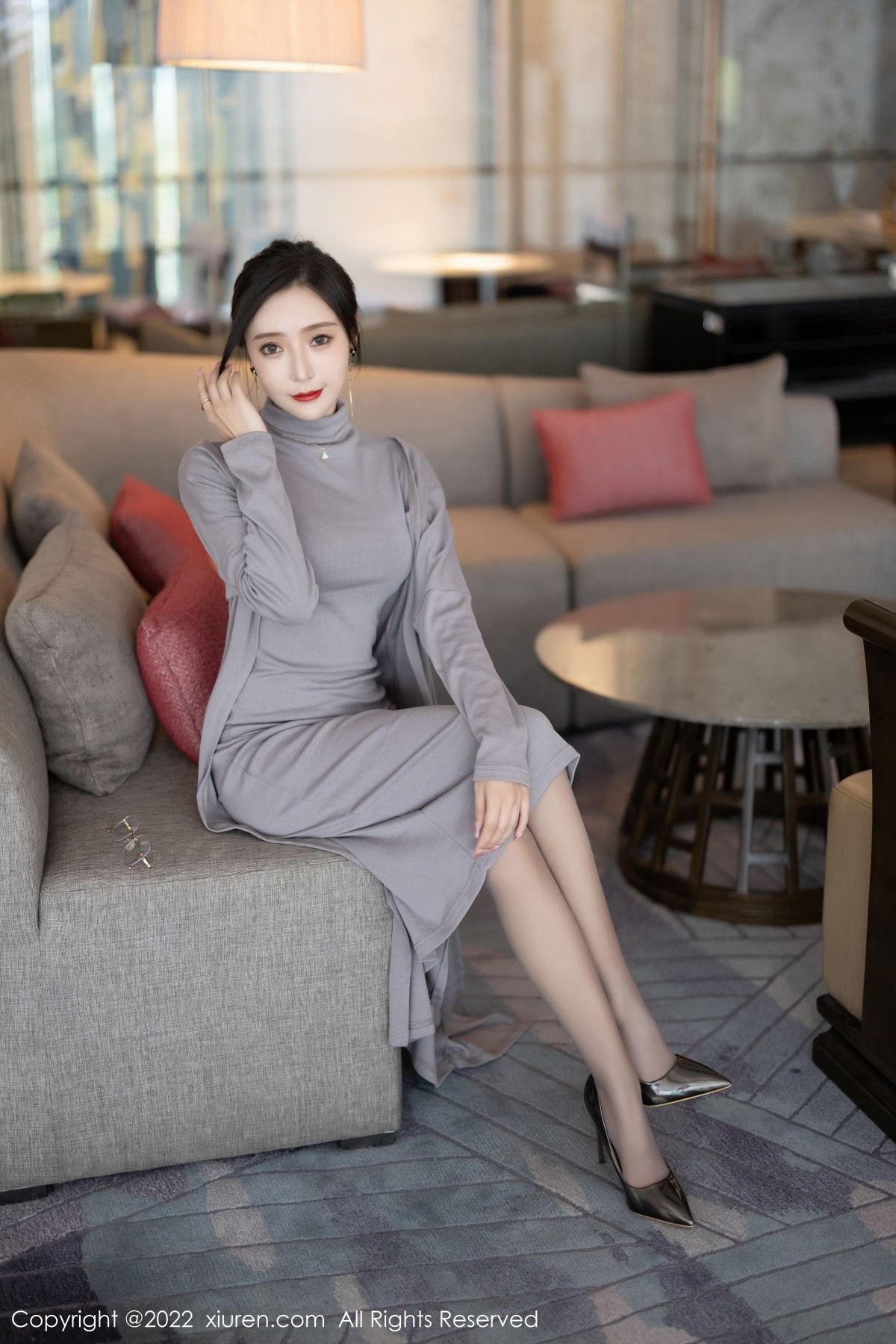 xgyw.top_XiuRen第5745期_女神王馨瑶yanni女学者的反转主题典雅灰色长裙性感迷人写真84P
