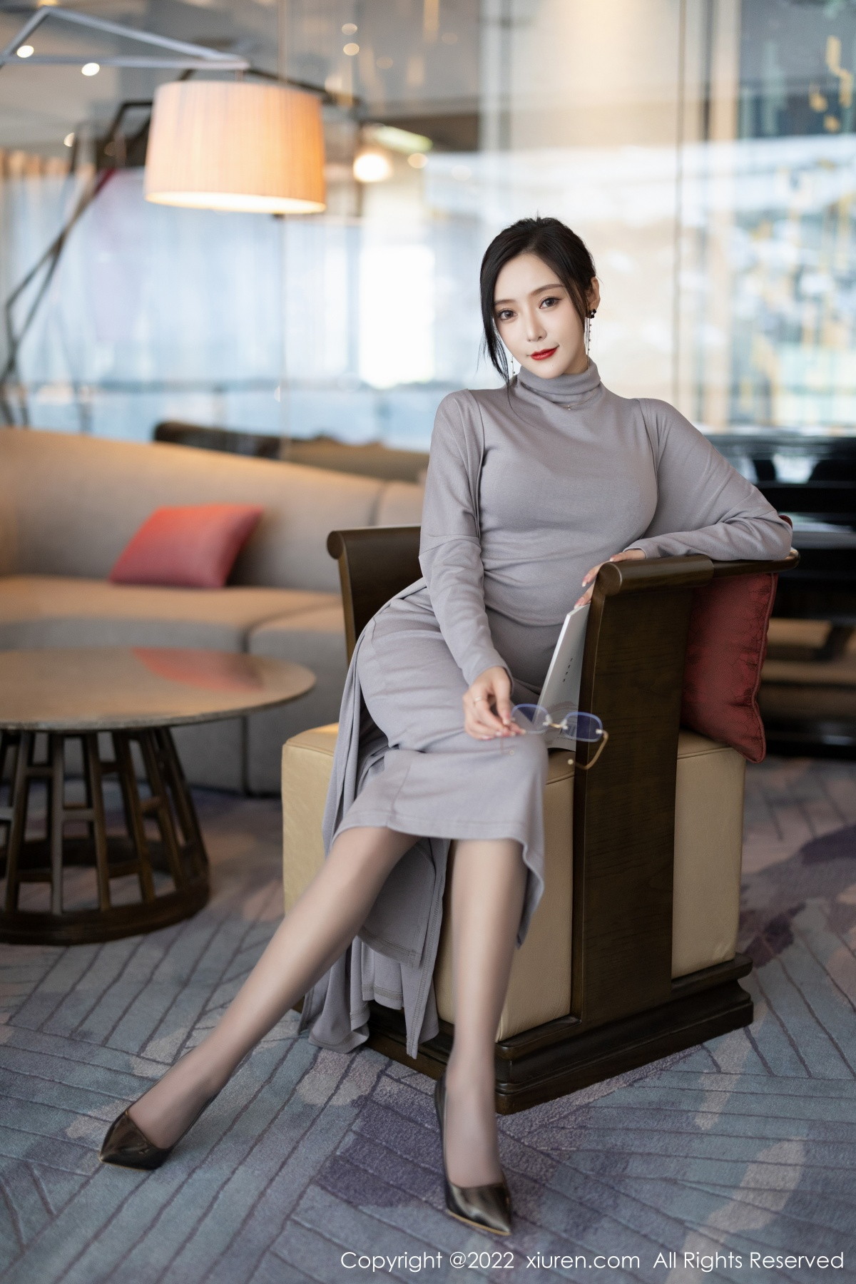 xgyw.top_XiuRen第5745期_女神王馨瑶yanni女学者的反转主题典雅灰色长裙性感迷人写真84P