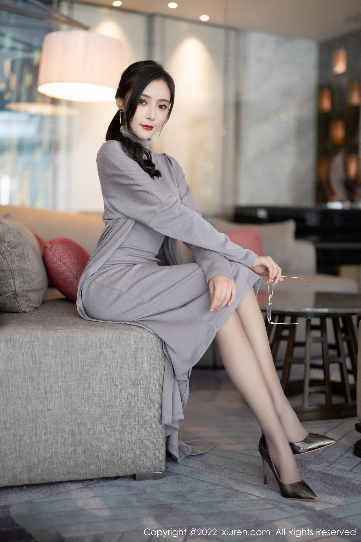 xgyw.top_XiuRen第5745期_女神王馨瑶yanni女学者的反转主题典雅灰色长裙性感迷人写真84P