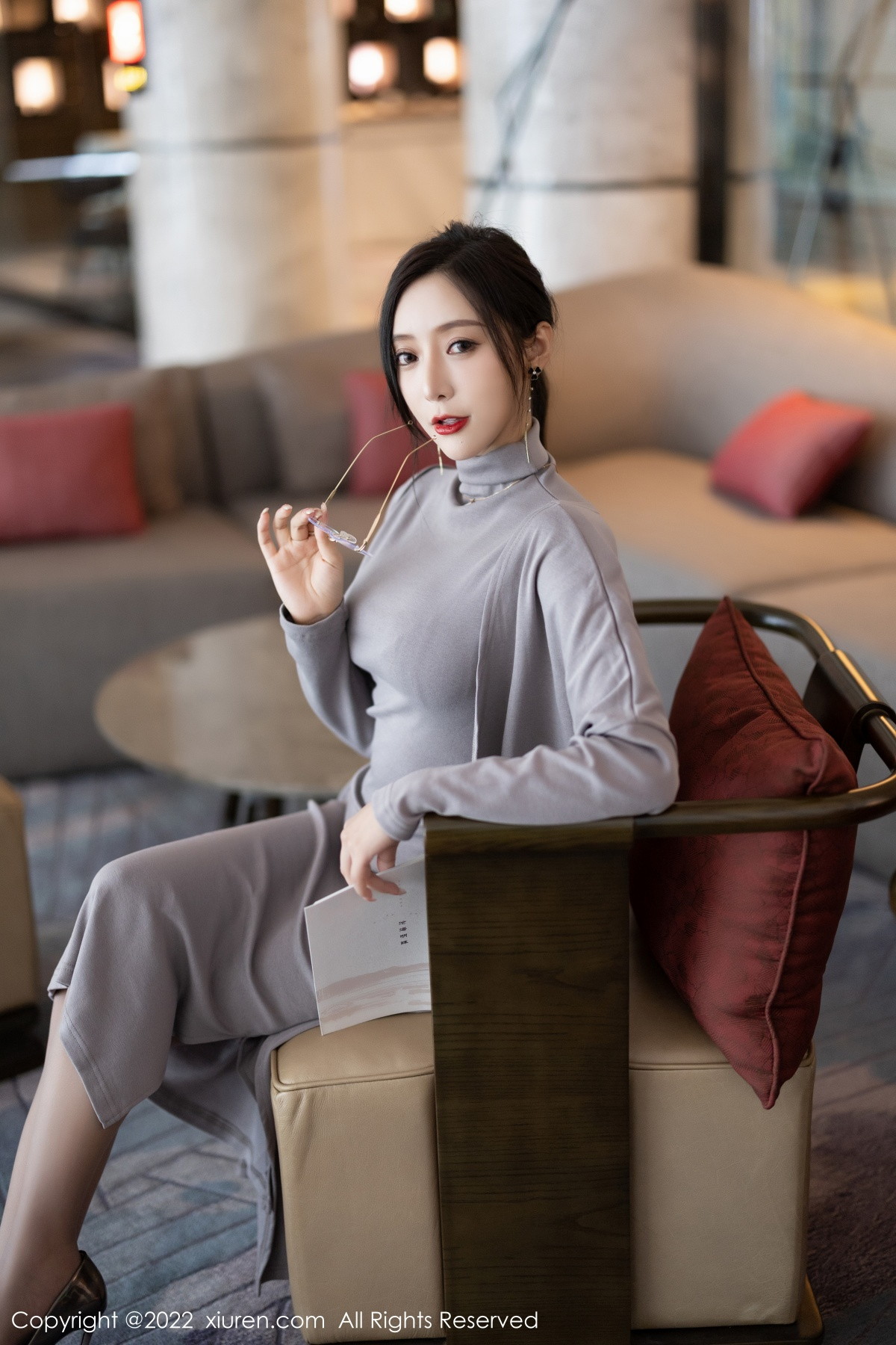 xgyw.top_XiuRen第5745期_女神王馨瑶yanni女学者的反转主题典雅灰色长裙性感迷人写真84P