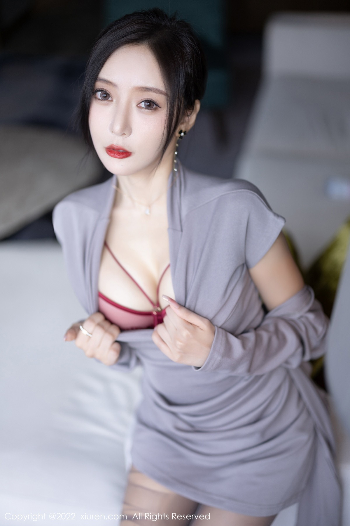 xgyw.top_XiuRen第5745期_女神王馨瑶yanni女学者的反转主题典雅灰色长裙性感迷人写真84P