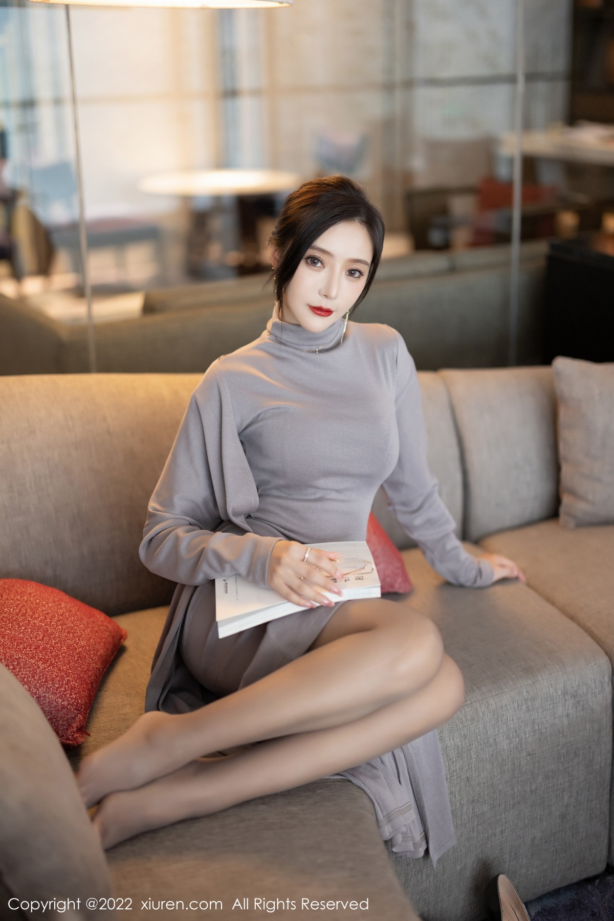 xgyw.top_XiuRen第5745期_女神王馨瑶yanni女学者的反转主题典雅灰色长裙性感迷人写真84P