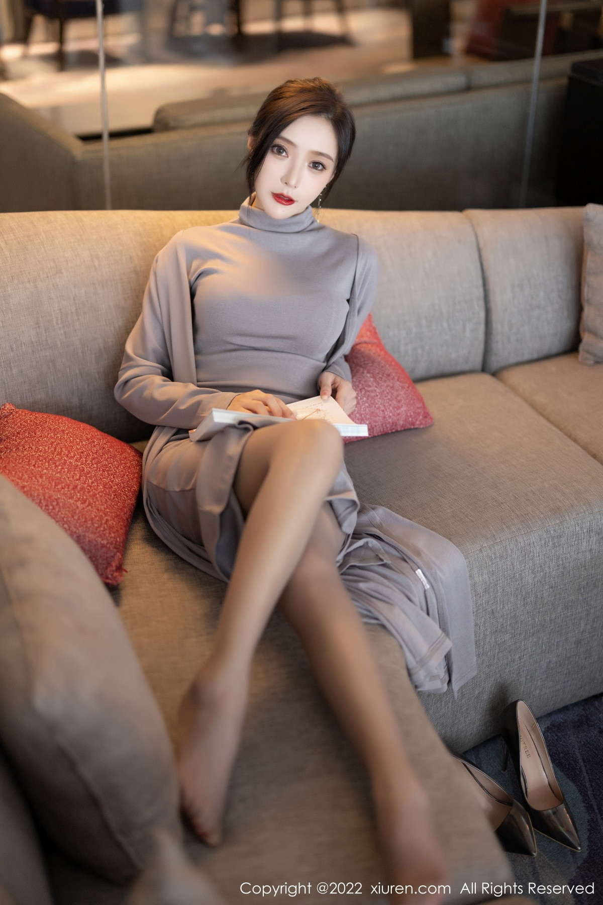 xgyw.top_XiuRen第5745期_女神王馨瑶yanni女学者的反转主题典雅灰色长裙性感迷人写真84P