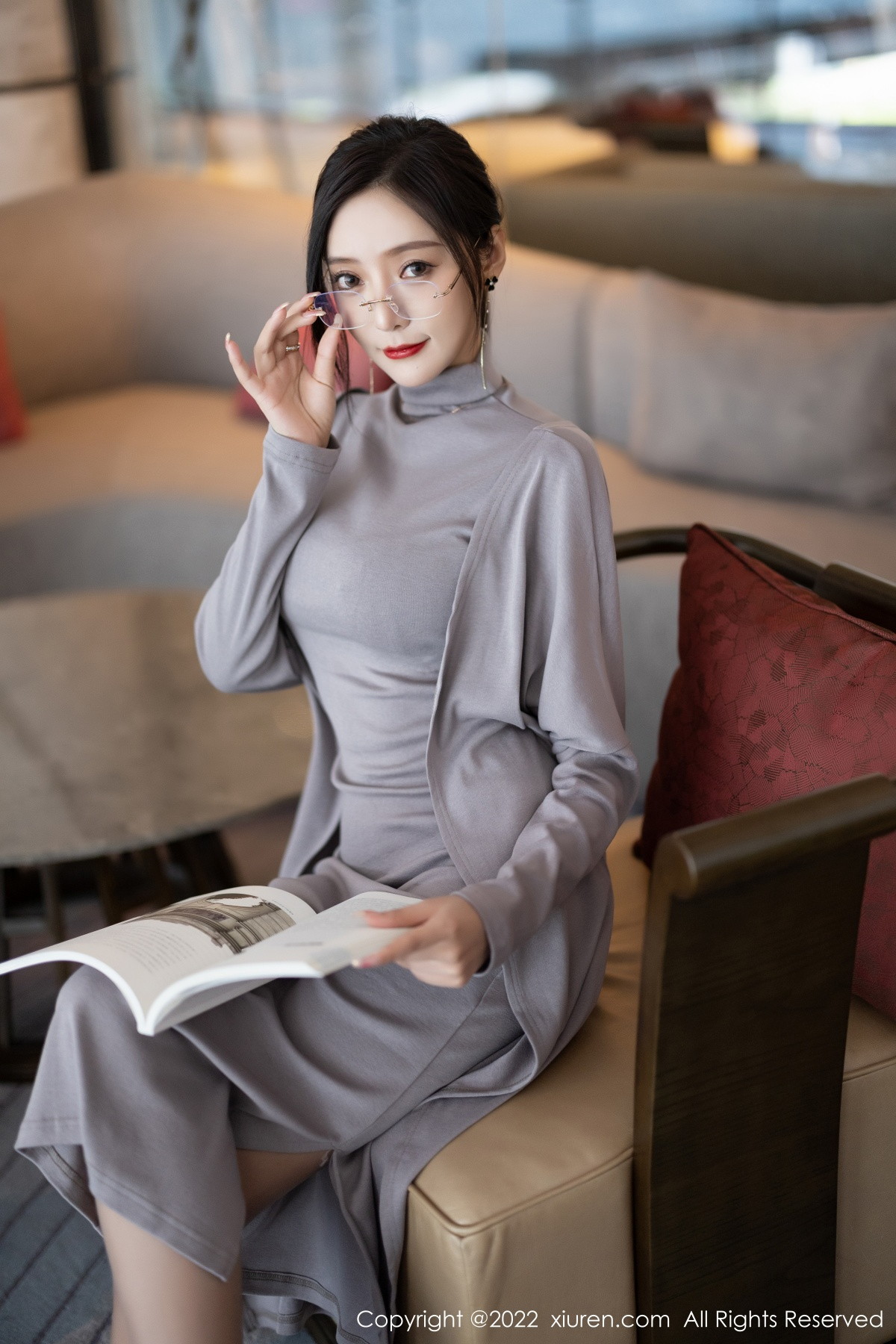 xgyw.top_XiuRen第5745期_女神王馨瑶yanni女学者的反转主题典雅灰色长裙性感迷人写真84P