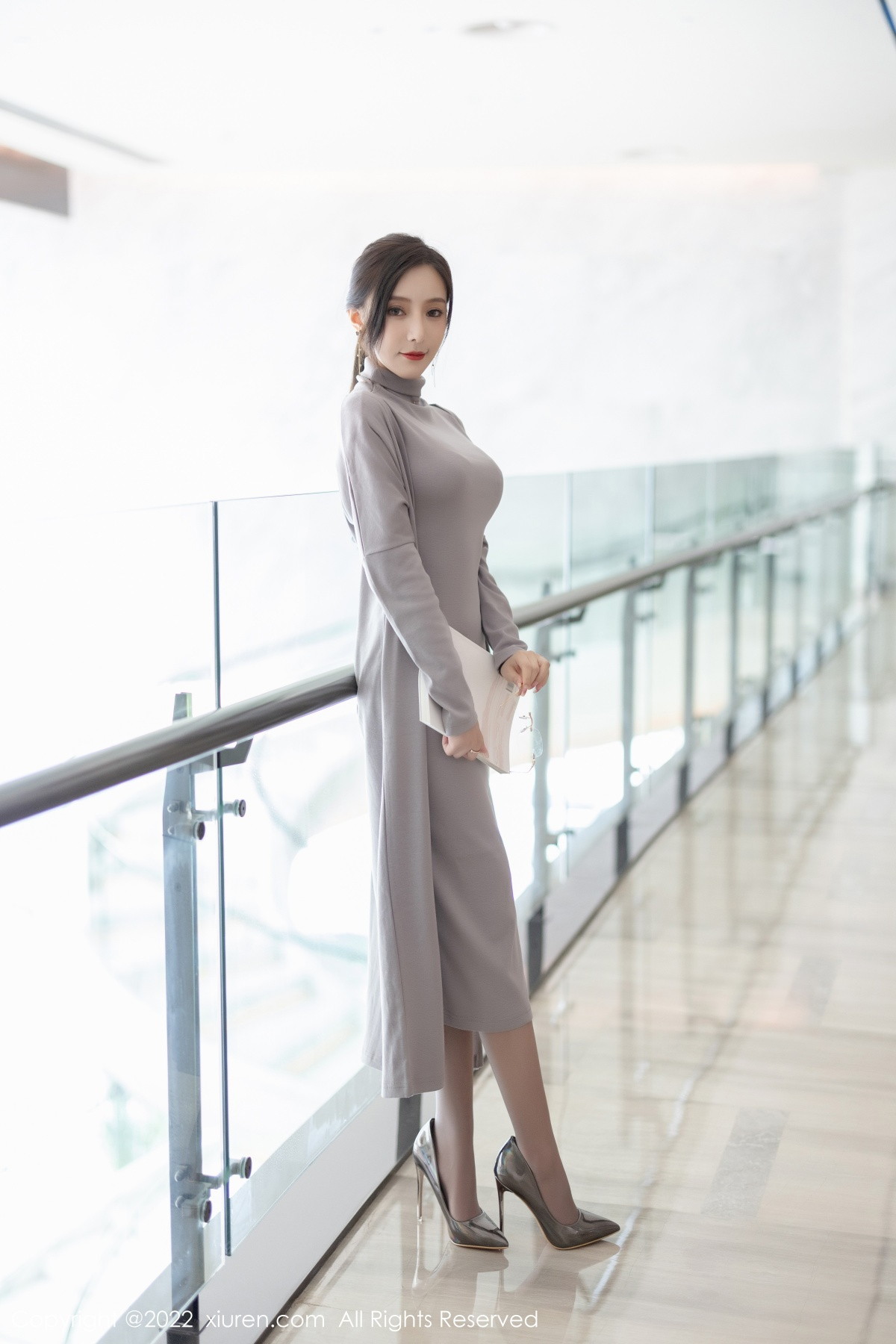 xgyw.top_XiuRen第5745期_女神王馨瑶yanni女学者的反转主题典雅灰色长裙性感迷人写真84P