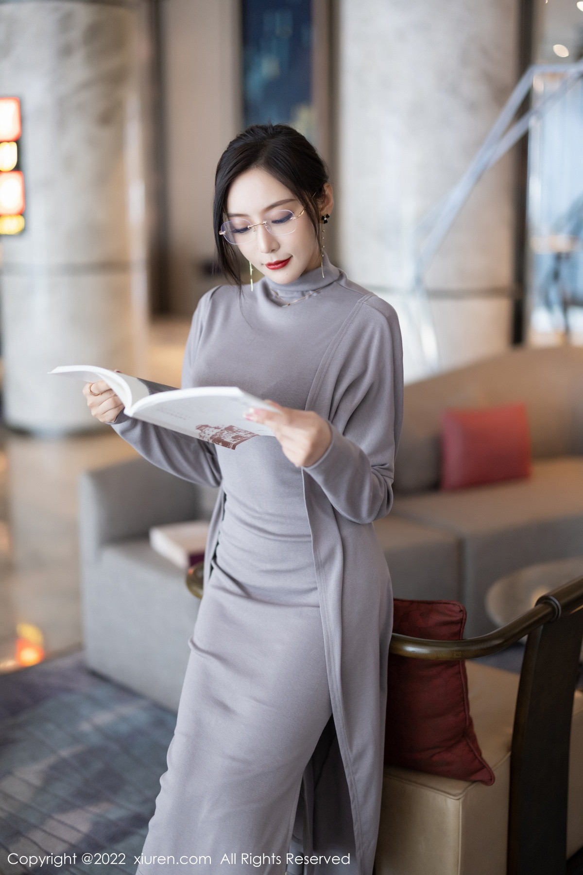 xgyw.top_XiuRen第5745期_女神王馨瑶yanni女学者的反转主题典雅灰色长裙性感迷人写真84P