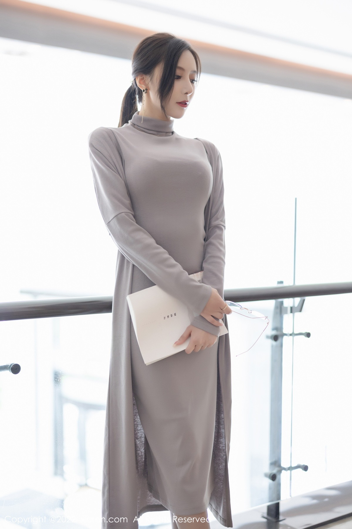 xgyw.top_XiuRen第5745期_女神王馨瑶yanni女学者的反转主题典雅灰色长裙性感迷人写真84P