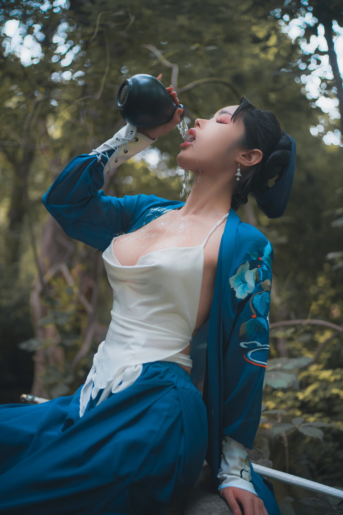 xgyw.top_网络美女钛合金TiTi侠客主题户外丛林脱古装服饰薄纱裹身秀豪乳惹火诱惑写真50P