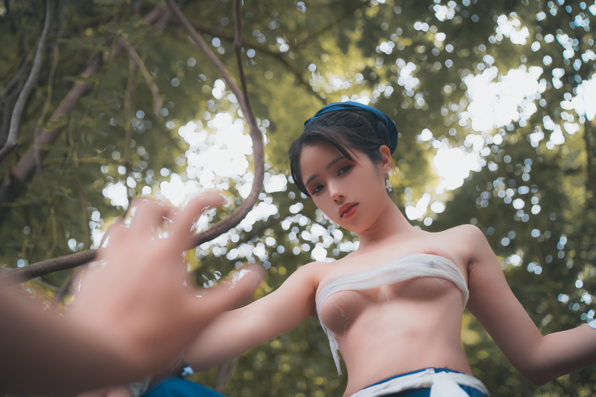 xgyw.top_网络美女钛合金TiTi侠客主题户外丛林脱古装服饰薄纱裹身秀豪乳惹火诱惑写真50P