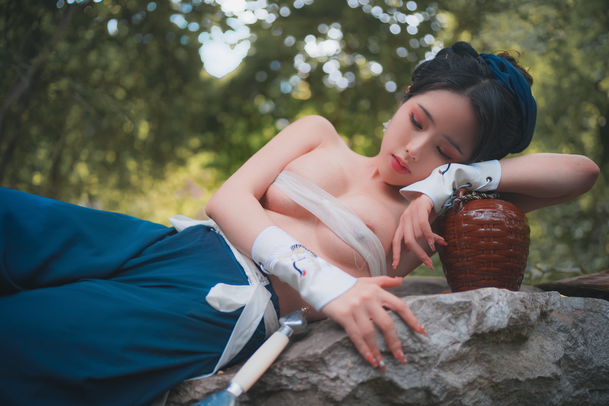 xgyw.top_网络美女钛合金TiTi侠客主题户外丛林脱古装服饰薄纱裹身秀豪乳惹火诱惑写真50P