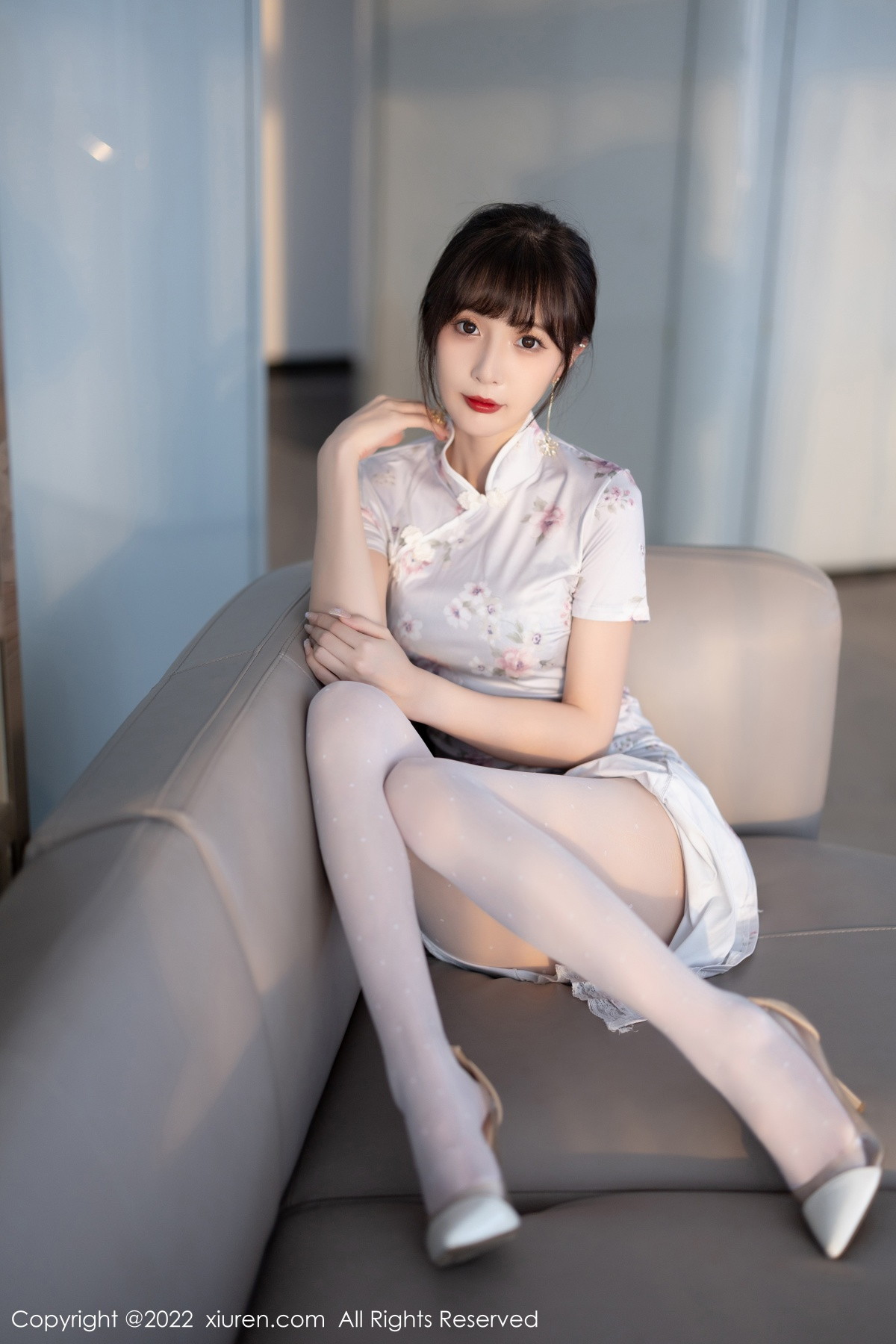 xgyw.top_XiuRen第5757期_模特林星阑白色图案旗袍露浅色蕾丝内衣配白丝袜甜美迷人写真90P