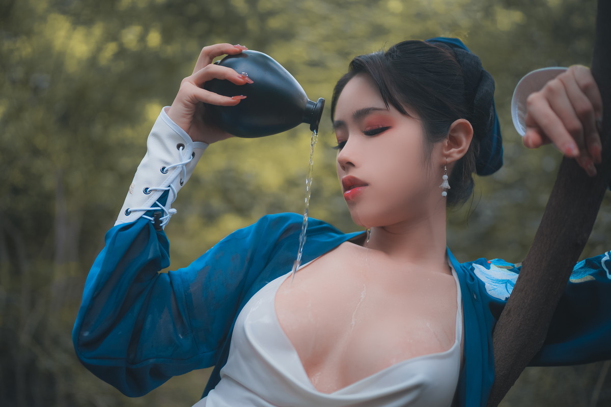 xgyw.top_网络美女钛合金TiTi侠客主题户外丛林脱古装服饰薄纱裹身秀豪乳惹火诱惑写真50P