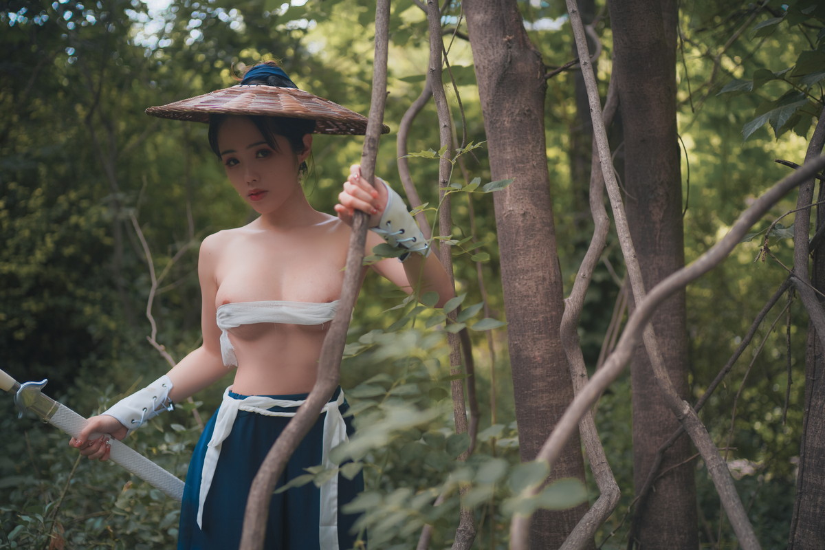xgyw.top_网络美女钛合金TiTi侠客主题户外丛林脱古装服饰薄纱裹身秀豪乳惹火诱惑写真50P
