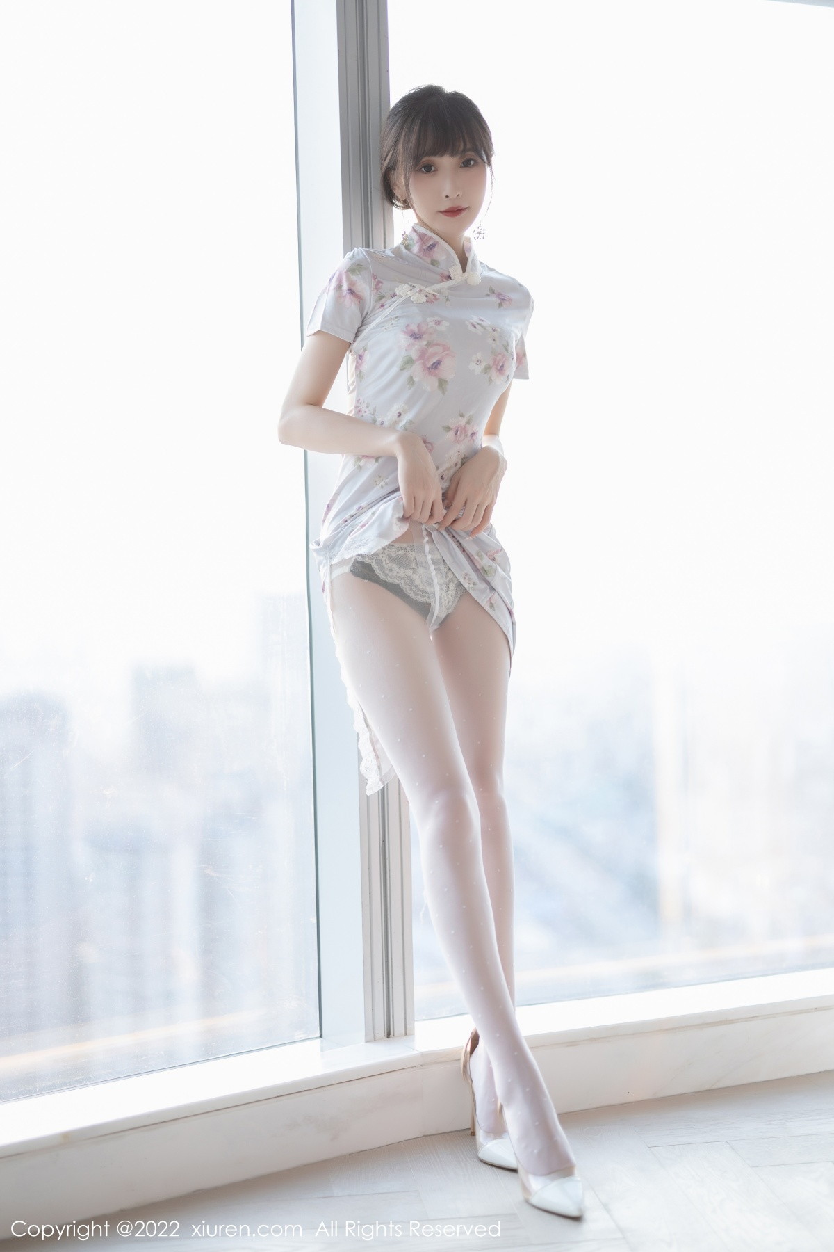 xgyw.top_XiuRen第5757期_模特林星阑白色图案旗袍露浅色蕾丝内衣配白丝袜甜美迷人写真90P