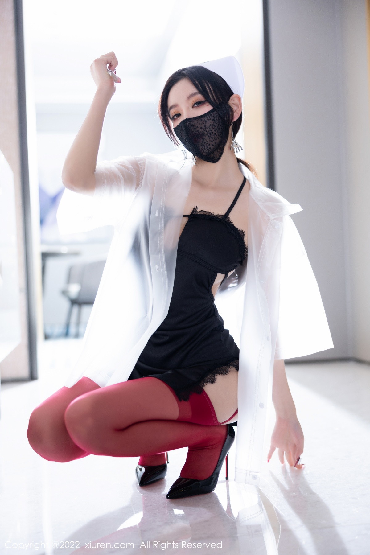 xgyw.top_XiuRen第5751期_女神杨晨晨Yome万圣节主题黑色吊带上衣配红丝袜完美诱惑写真90P