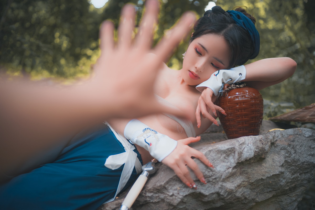 xgyw.top_网络美女钛合金TiTi侠客主题户外丛林脱古装服饰薄纱裹身秀豪乳惹火诱惑写真50P