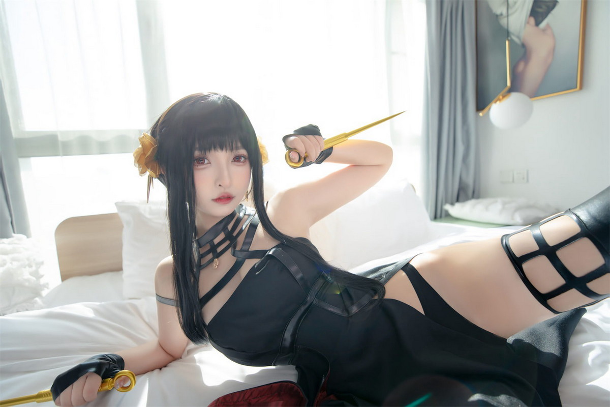 xgyw.top_萝莉美女神楽板真冬约尔太太主题性感黑色吊裙配皮质腿袜秀翘臀美腿诱惑写真75P