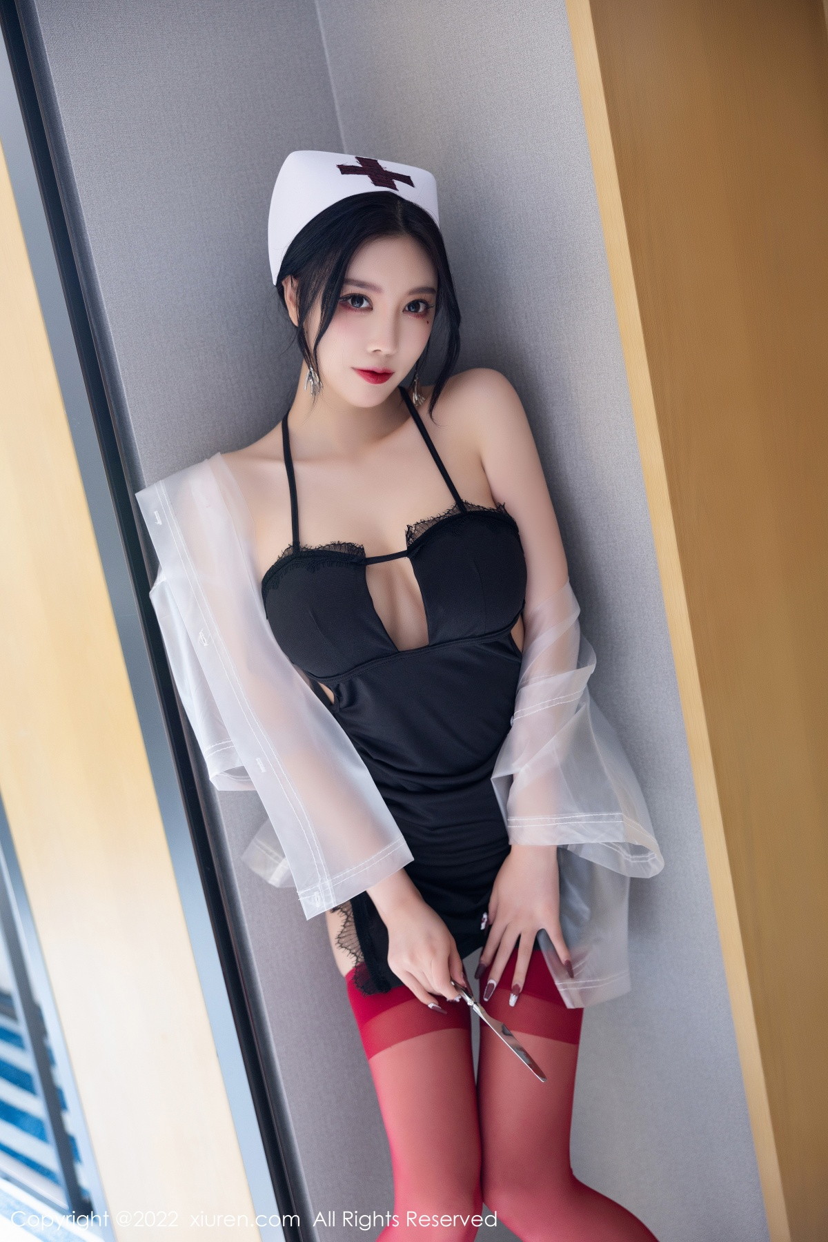 xgyw.top_XiuRen第5751期_女神杨晨晨Yome万圣节主题黑色吊带上衣配红丝袜完美诱惑写真90P