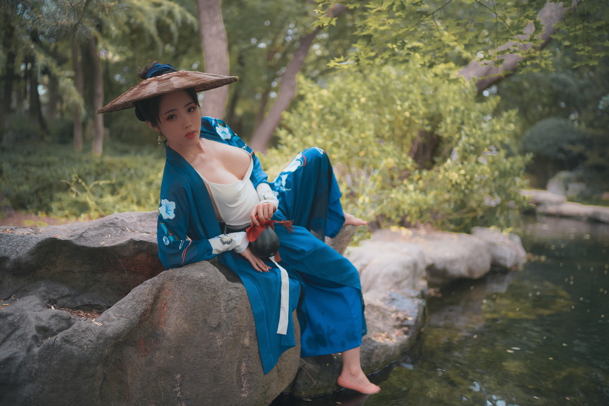 xgyw.top_网络美女钛合金TiTi侠客主题户外丛林脱古装服饰薄纱裹身秀豪乳惹火诱惑写真50P