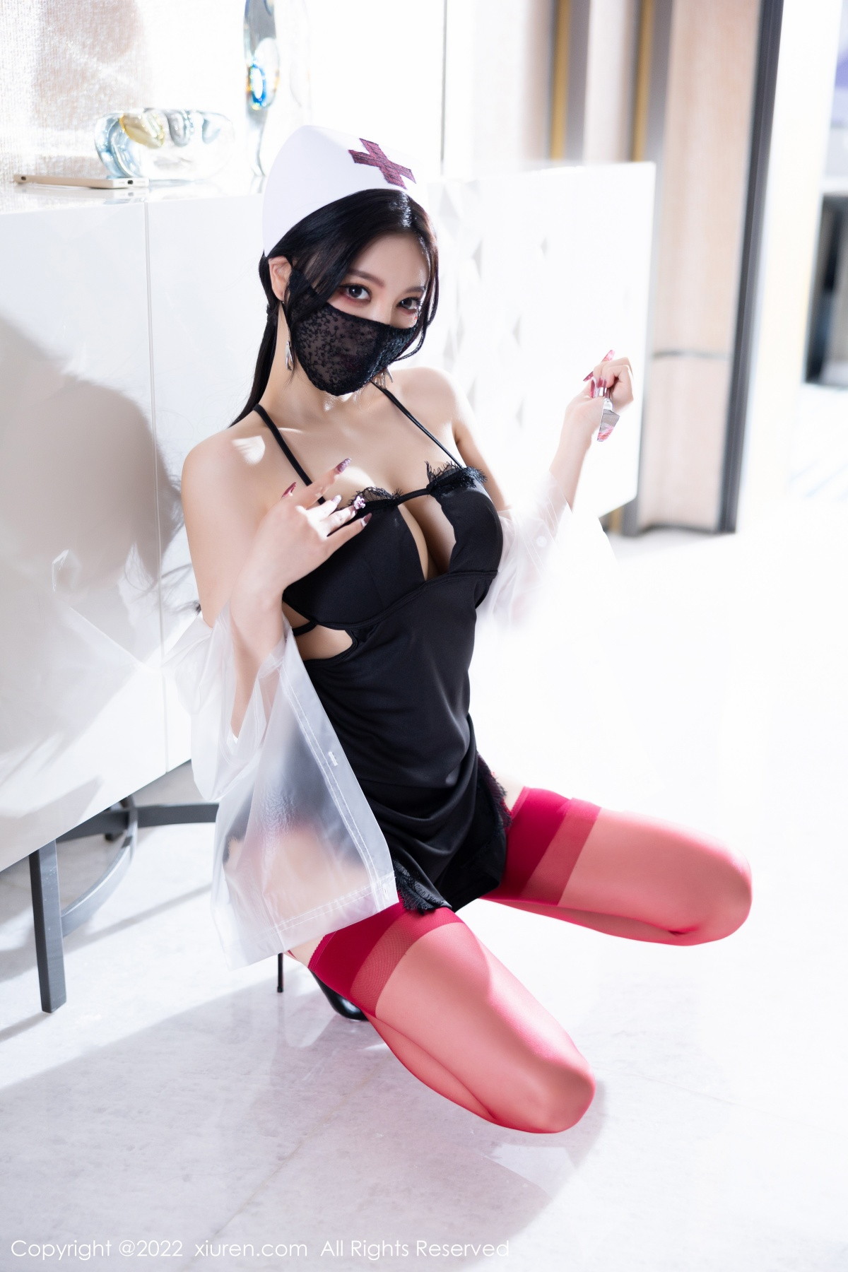 xgyw.top_XiuRen第5751期_女神杨晨晨Yome万圣节主题黑色吊带上衣配红丝袜完美诱惑写真90P