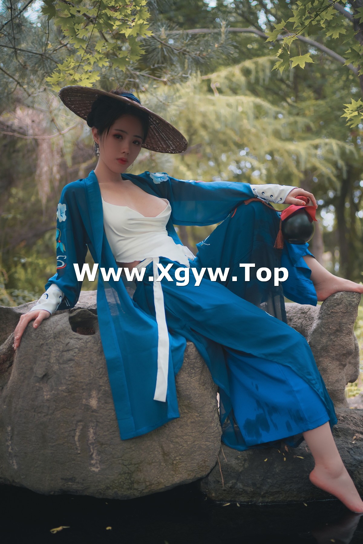 xgyw.top_网络美女钛合金TiTi侠客主题户外丛林脱古装服饰薄纱裹身秀豪乳惹火诱惑写真50P