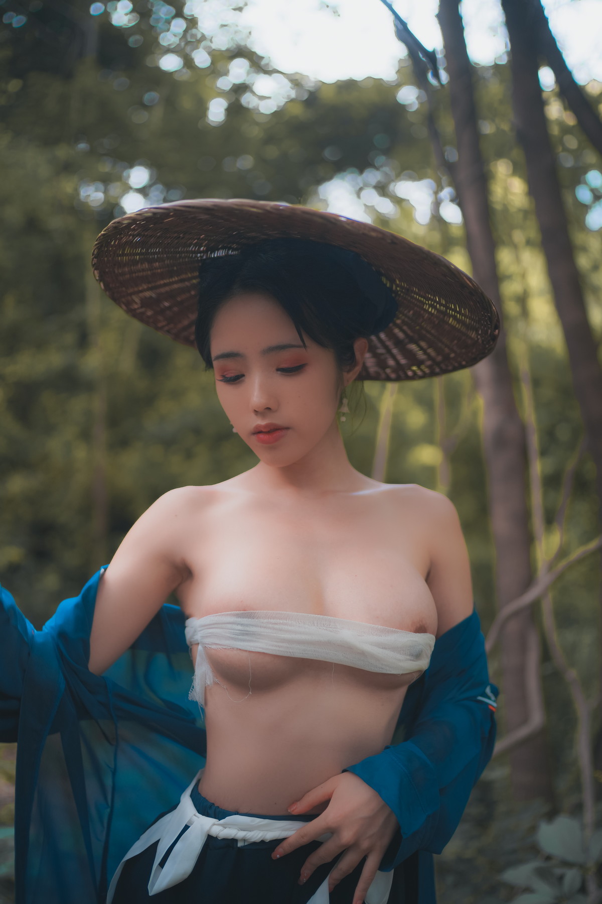 xgyw.top_网络美女钛合金TiTi侠客主题户外丛林脱古装服饰薄纱裹身秀豪乳惹火诱惑写真50P