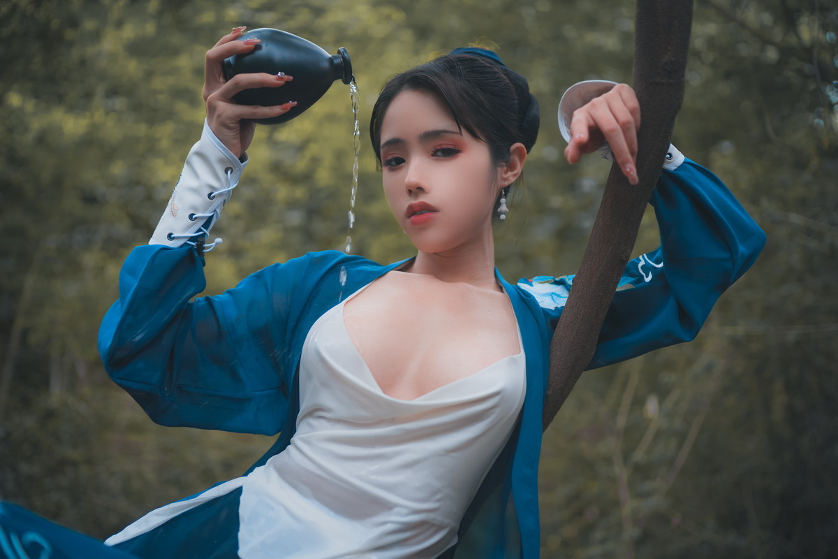 xgyw.top_网络美女钛合金TiTi侠客主题户外丛林脱古装服饰薄纱裹身秀豪乳惹火诱惑写真50P