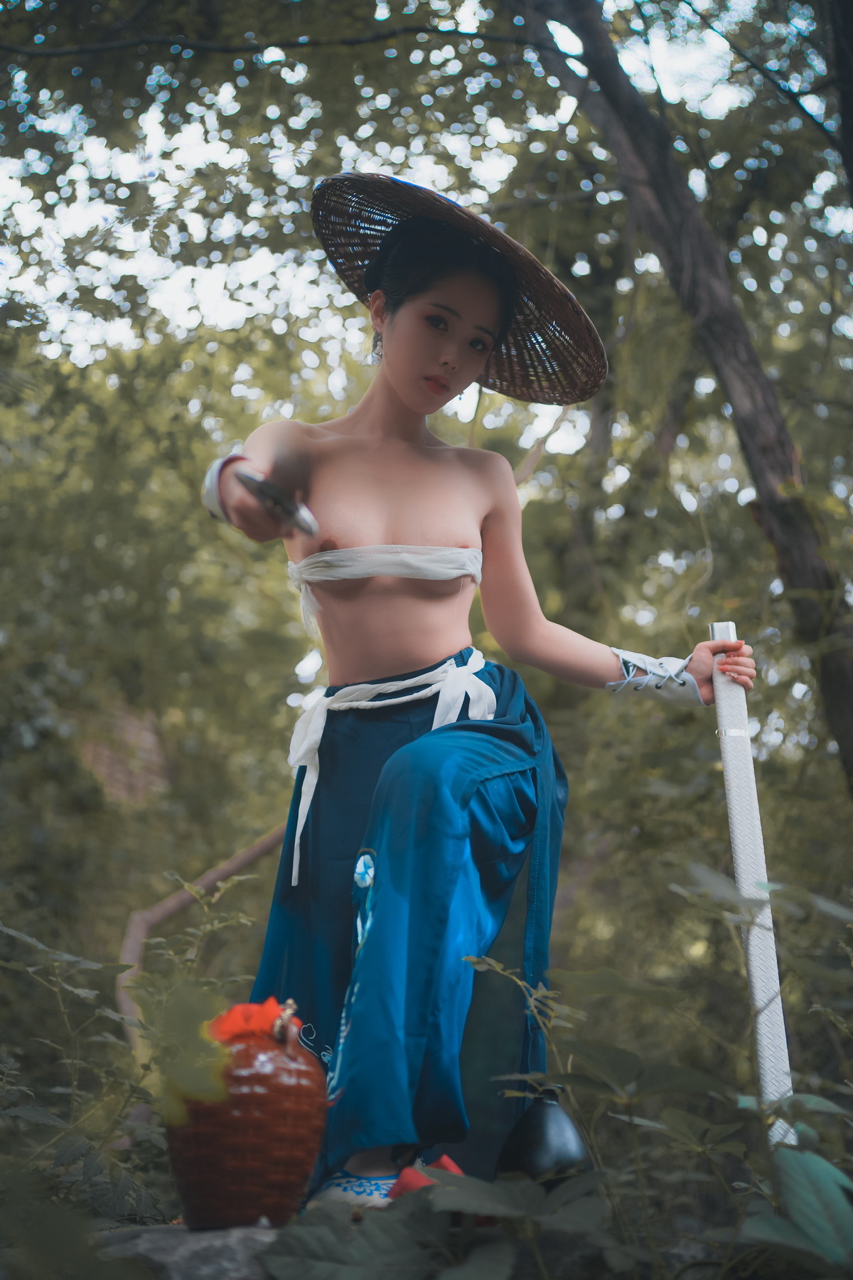 xgyw.top_网络美女钛合金TiTi侠客主题户外丛林脱古装服饰薄纱裹身秀豪乳惹火诱惑写真50P