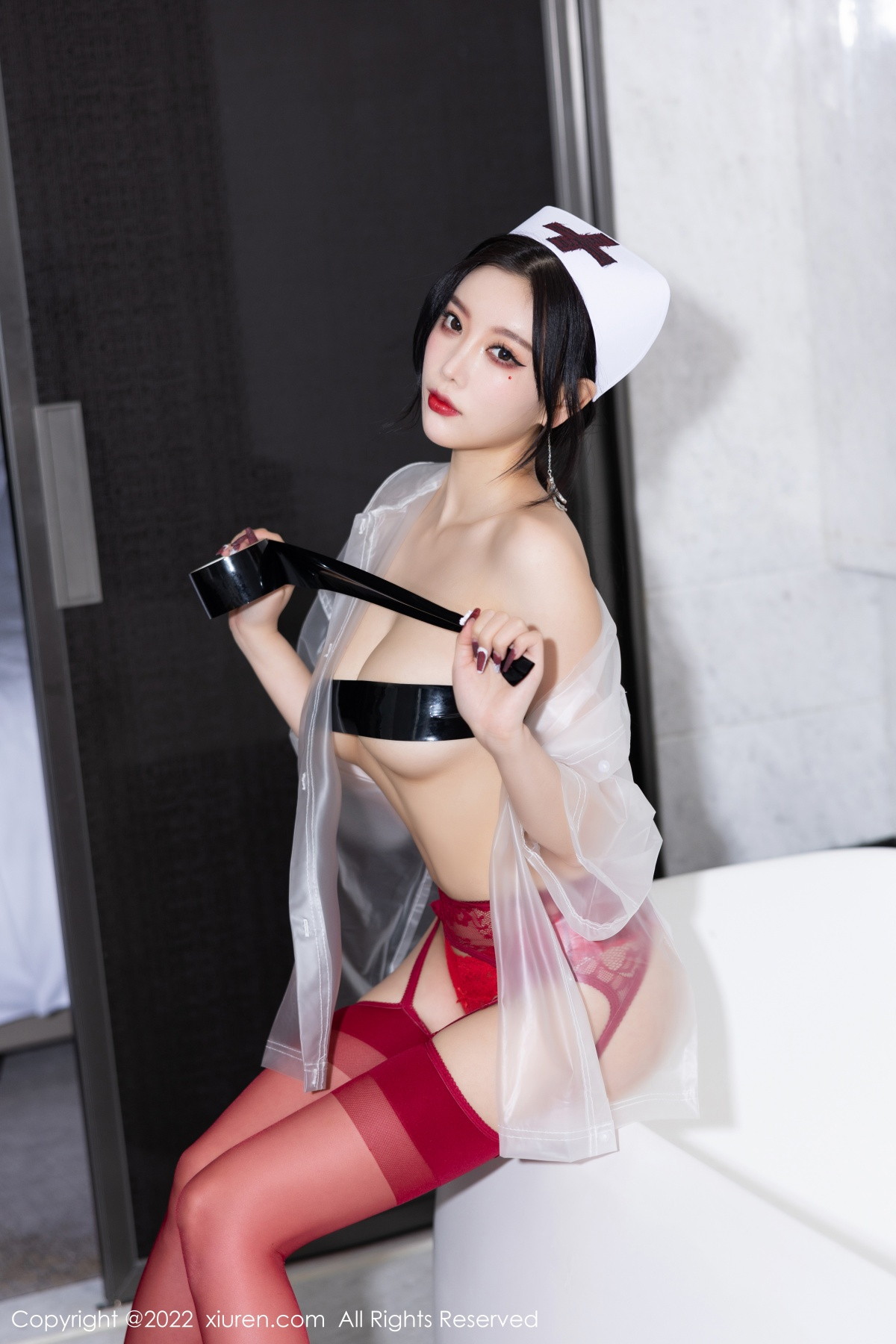 xgyw.top_XiuRen第5751期_女神杨晨晨Yome万圣节主题黑色吊带上衣配红丝袜完美诱惑写真90P