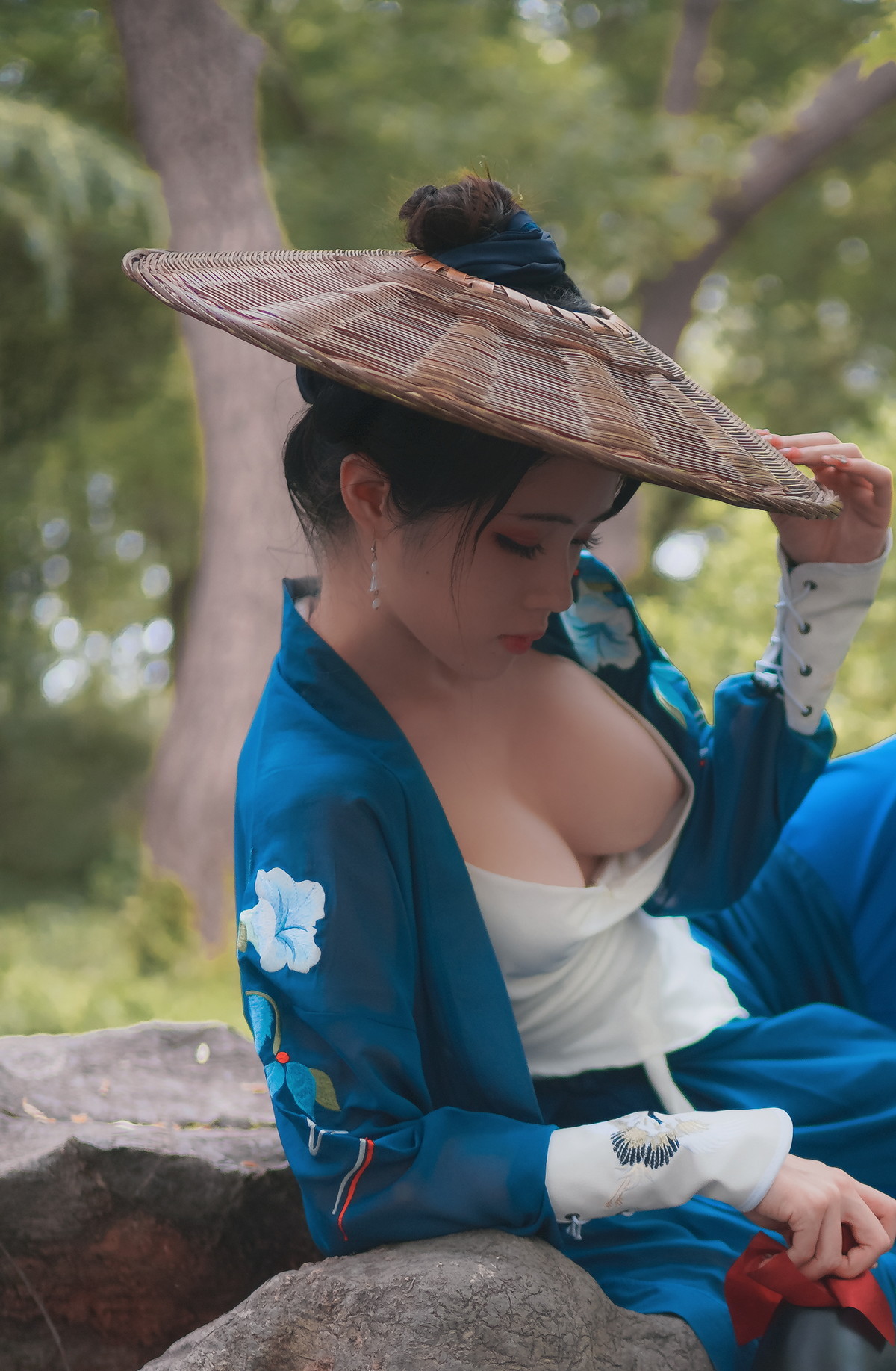 xgyw.top_网络美女钛合金TiTi侠客主题户外丛林脱古装服饰薄纱裹身秀豪乳惹火诱惑写真50P