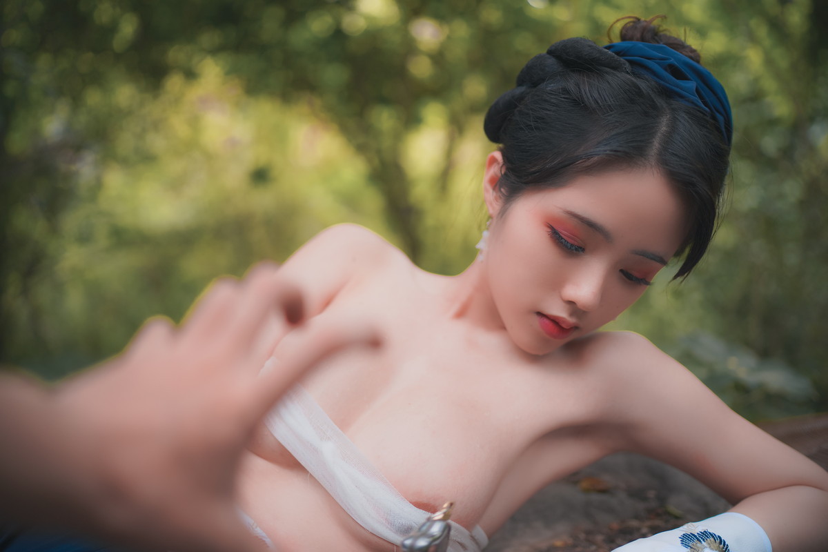 xgyw.top_网络美女钛合金TiTi侠客主题户外丛林脱古装服饰薄纱裹身秀豪乳惹火诱惑写真50P