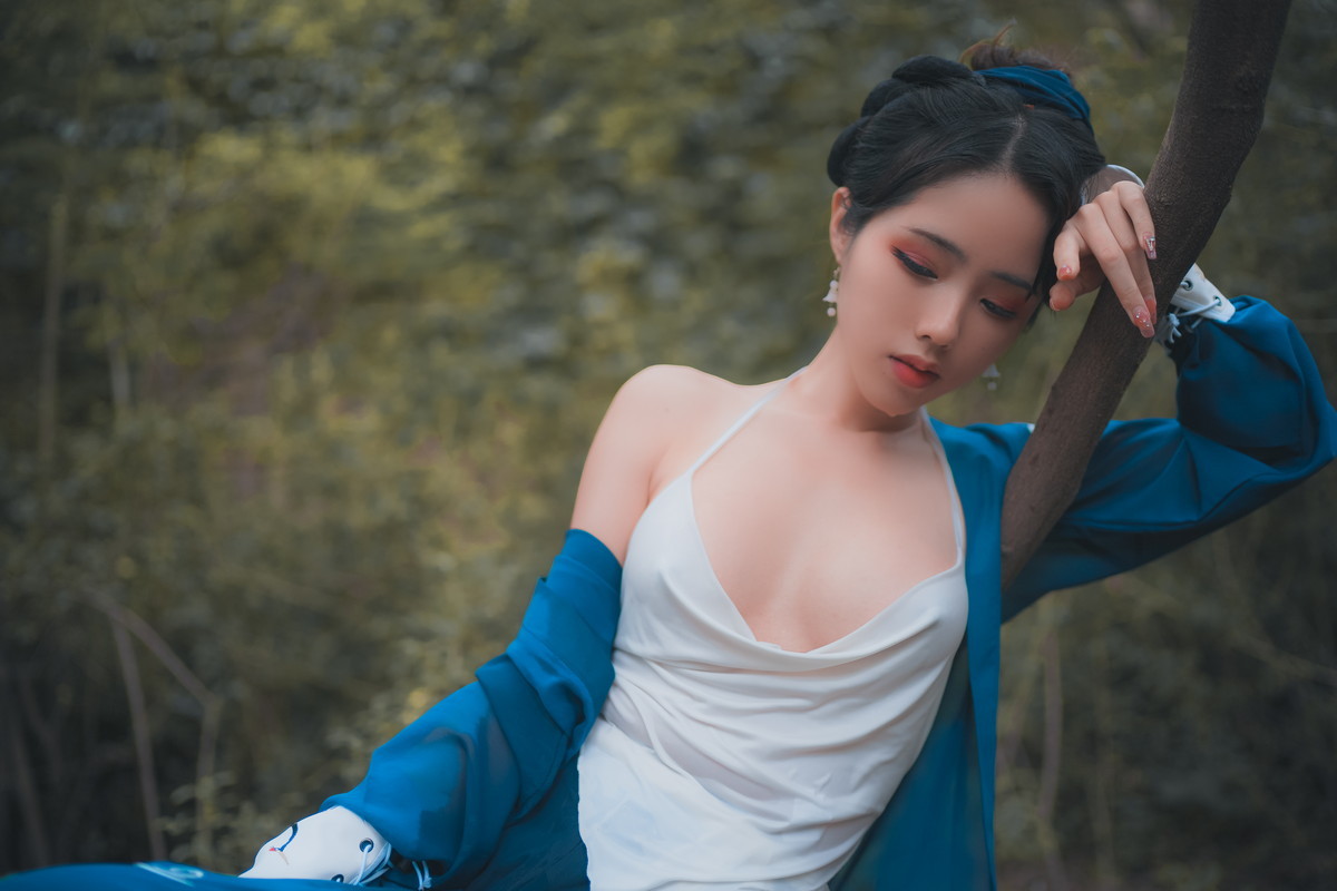 xgyw.top_网络美女钛合金TiTi侠客主题户外丛林脱古装服饰薄纱裹身秀豪乳惹火诱惑写真50P