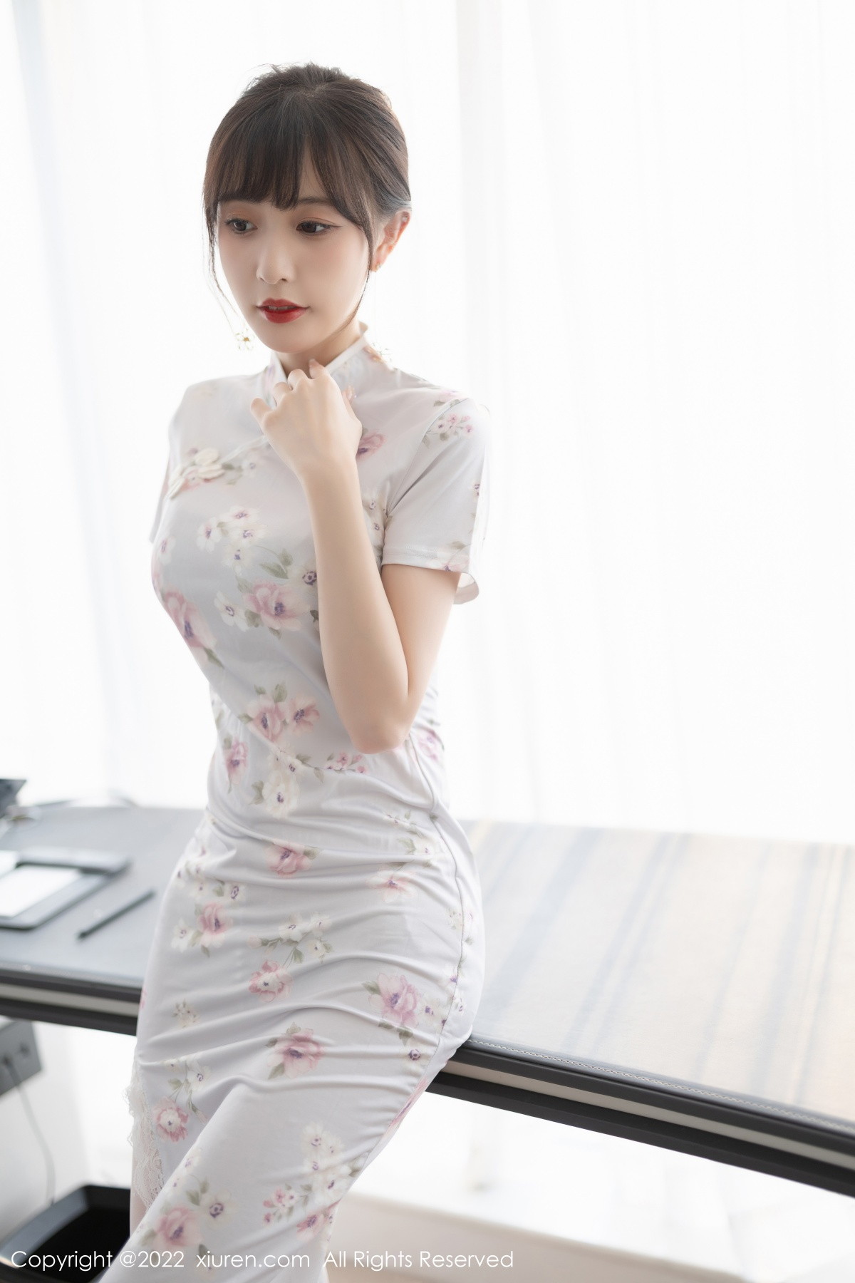 xgyw.top_XiuRen第5757期_模特林星阑白色图案旗袍露浅色蕾丝内衣配白丝袜甜美迷人写真90P