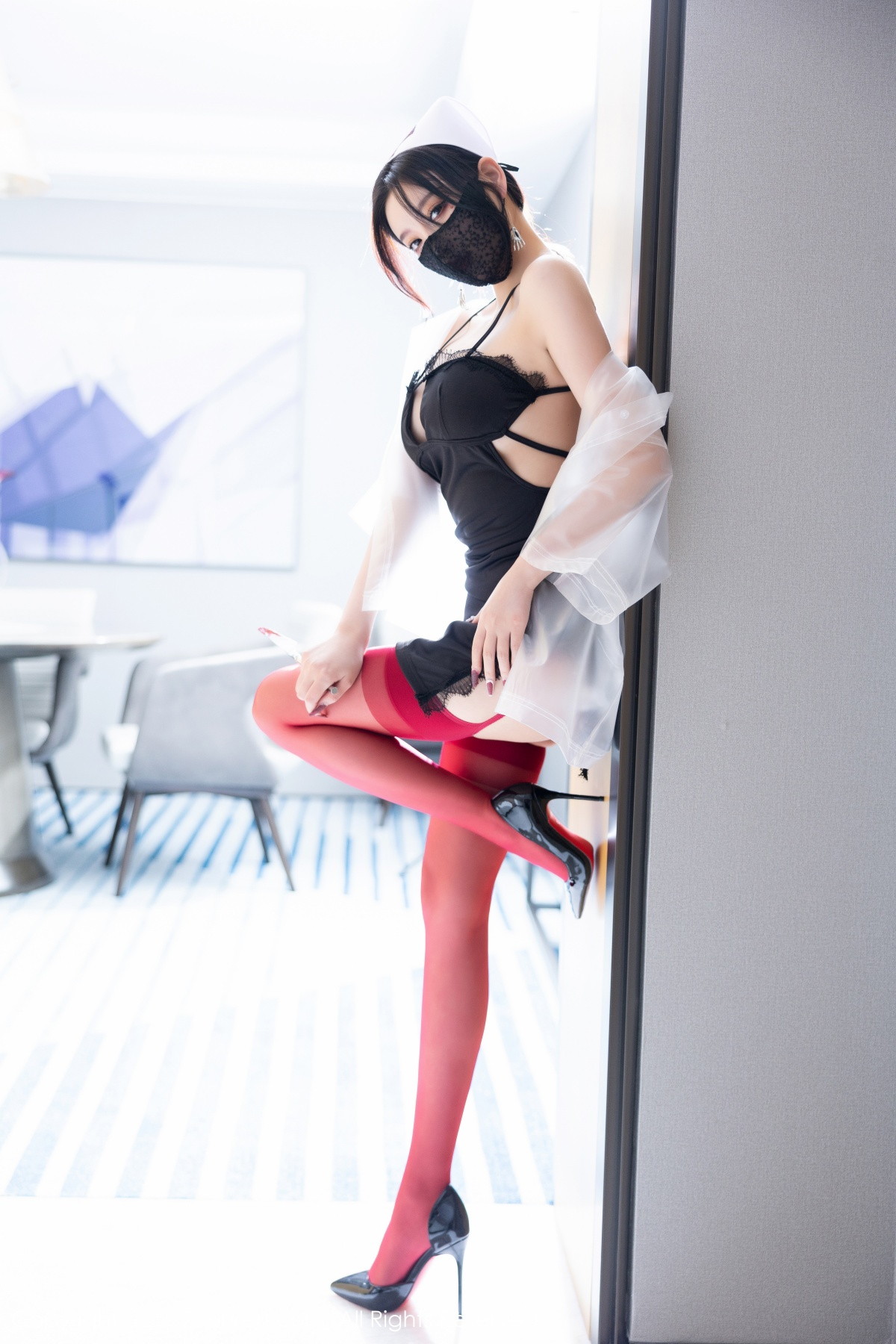 xgyw.top_XiuRen第5751期_女神杨晨晨Yome万圣节主题黑色吊带上衣配红丝袜完美诱惑写真90P