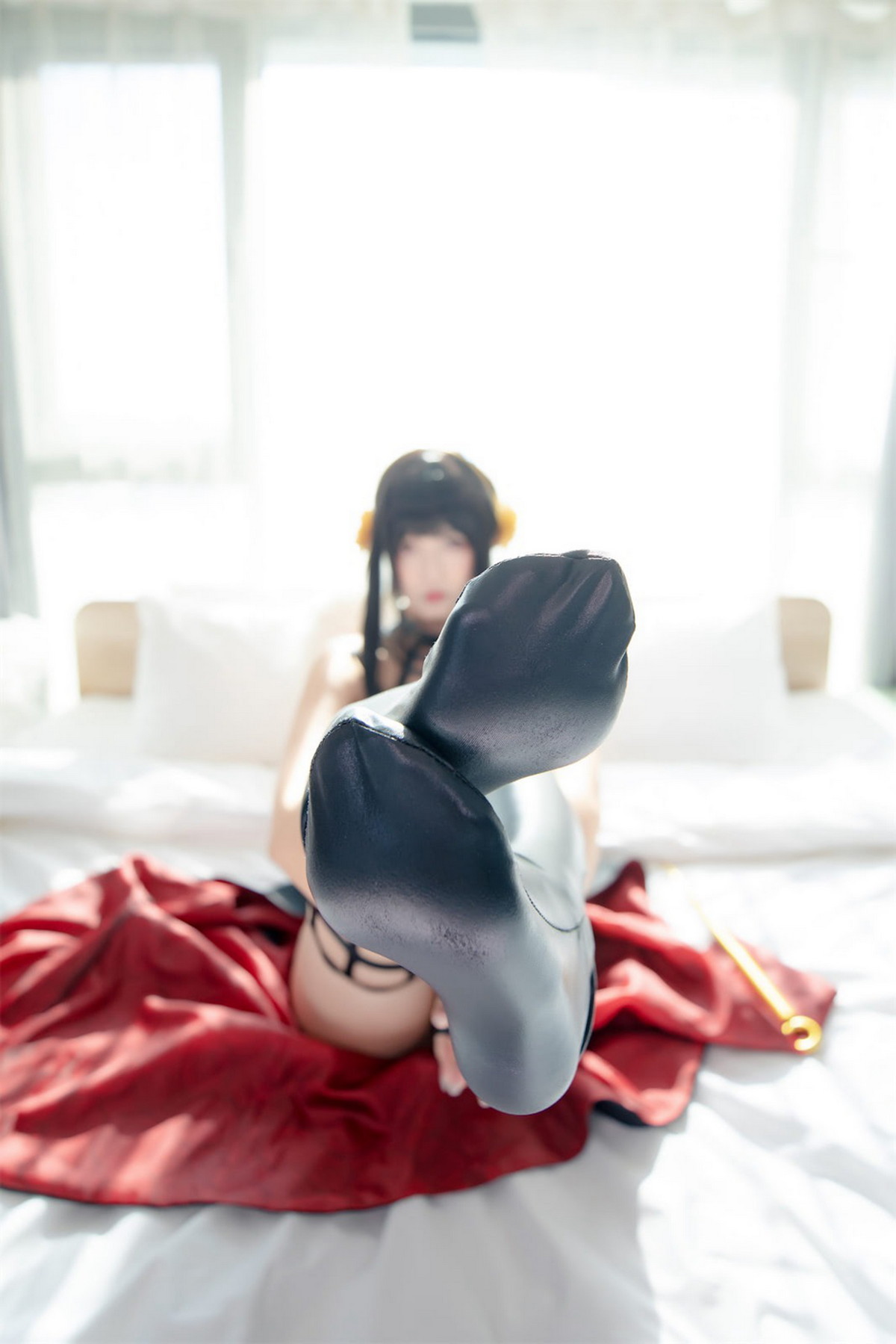 xgyw.top_萝莉美女神楽板真冬约尔太太主题性感黑色吊裙配皮质腿袜秀翘臀美腿诱惑写真75P