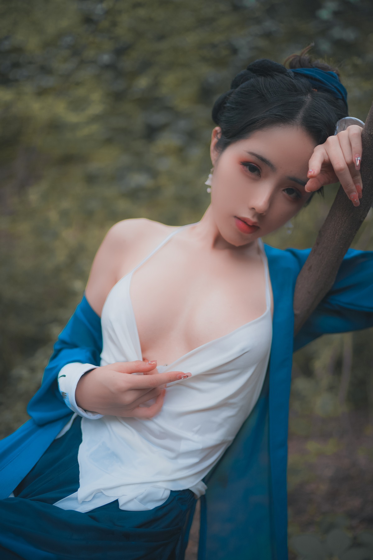 xgyw.top_网络美女钛合金TiTi侠客主题户外丛林脱古装服饰薄纱裹身秀豪乳惹火诱惑写真50P