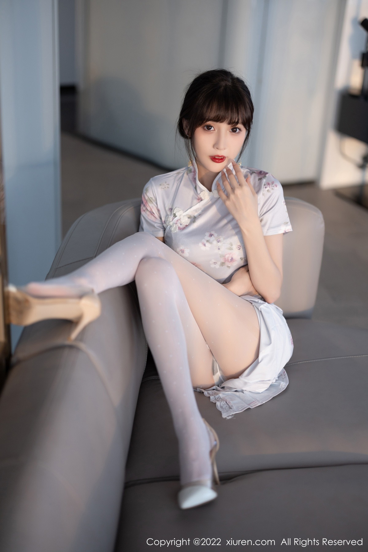 xgyw.top_XiuRen第5757期_模特林星阑白色图案旗袍露浅色蕾丝内衣配白丝袜甜美迷人写真90P