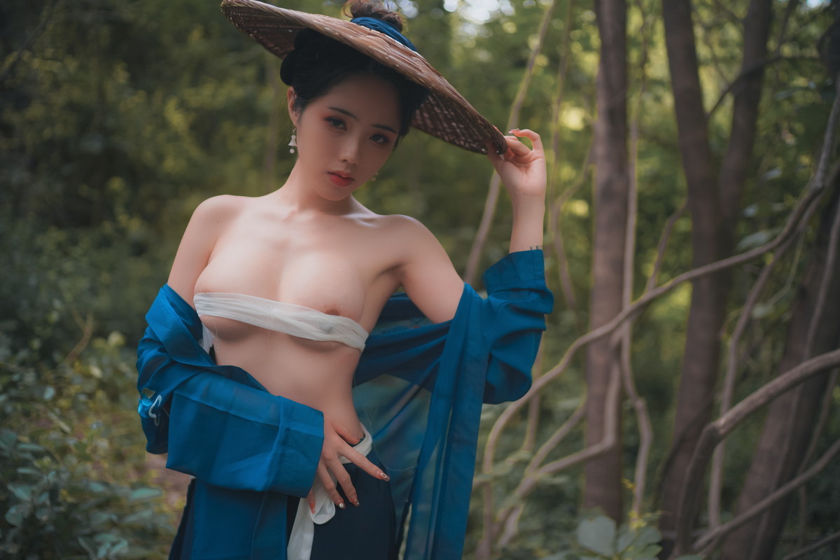 xgyw.top_网络美女钛合金TiTi侠客主题户外丛林脱古装服饰薄纱裹身秀豪乳惹火诱惑写真50P