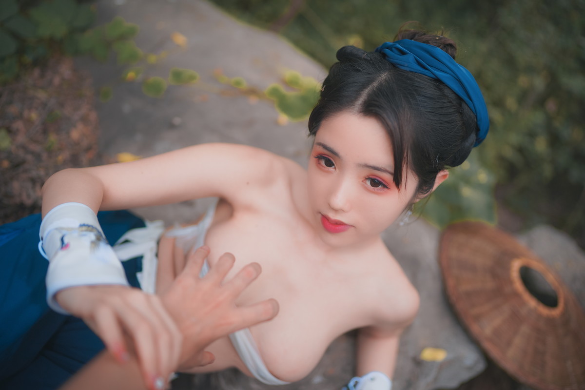 xgyw.top_网络美女钛合金TiTi侠客主题户外丛林脱古装服饰薄纱裹身秀豪乳惹火诱惑写真50P
