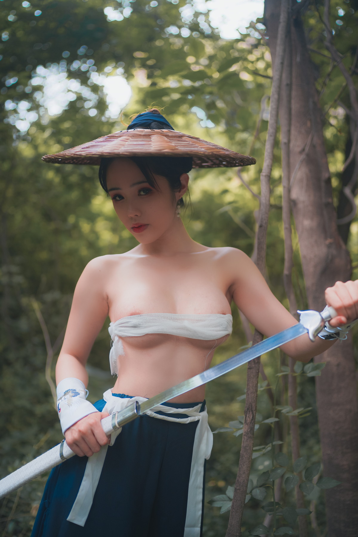 xgyw.top_网络美女钛合金TiTi侠客主题户外丛林脱古装服饰薄纱裹身秀豪乳惹火诱惑写真50P