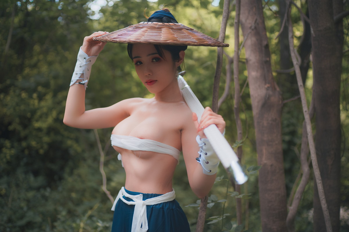 xgyw.top_网络美女钛合金TiTi侠客主题户外丛林脱古装服饰薄纱裹身秀豪乳惹火诱惑写真50P