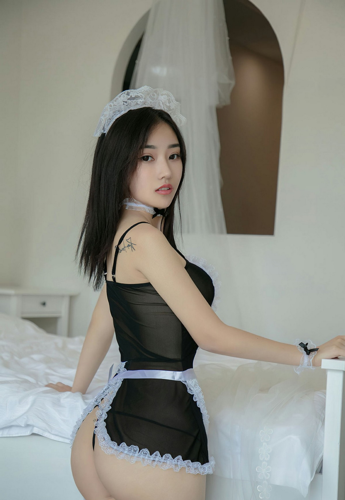 xgyw.top_[Ugirls爱尤物]No.2442_模特西门小玉黑白蕾丝女仆装配黑丝网袜秀完美身材诱惑写真35P