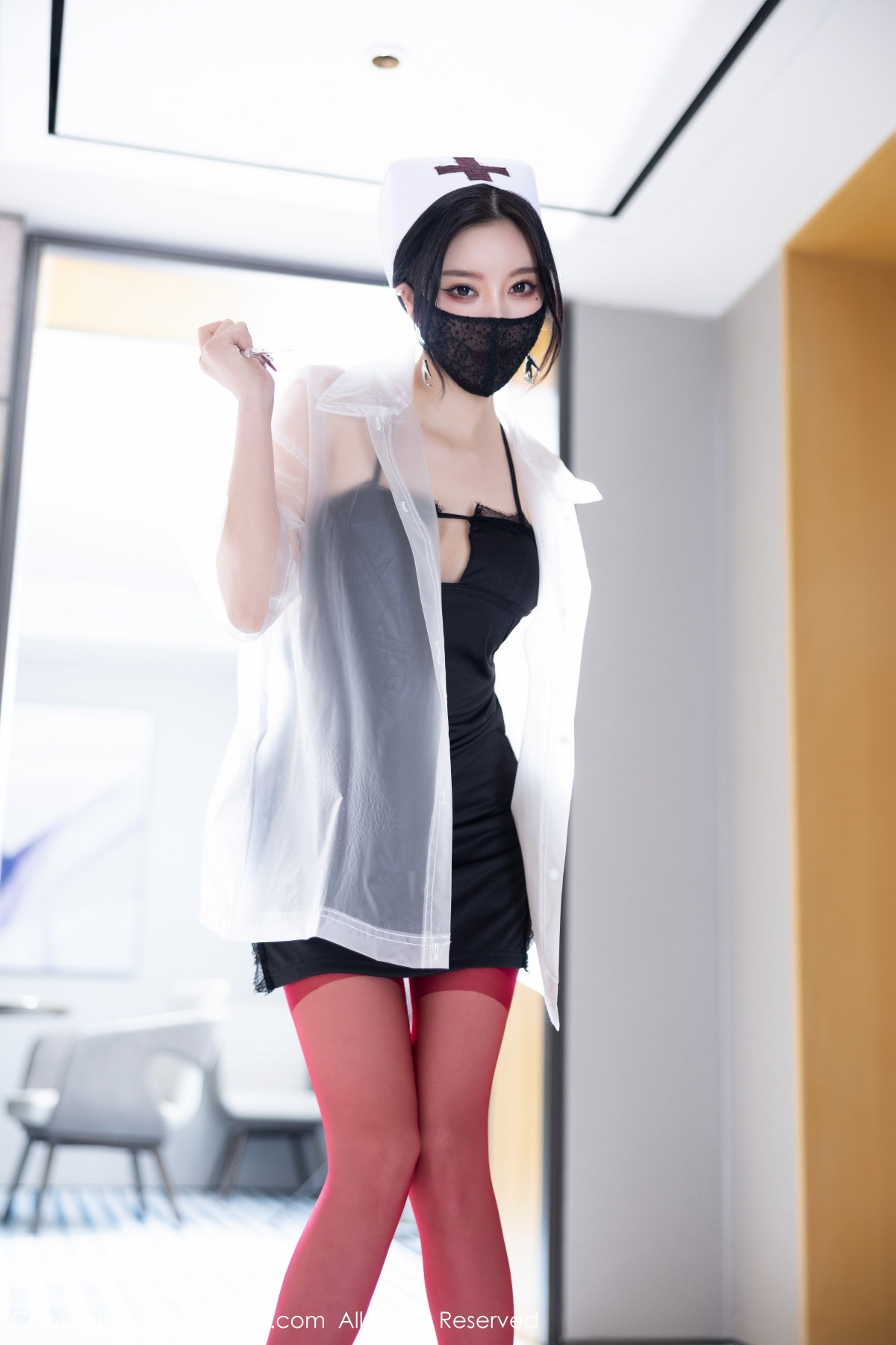 xgyw.top_XiuRen第5751期_女神杨晨晨Yome万圣节主题黑色吊带上衣配红丝袜完美诱惑写真90P