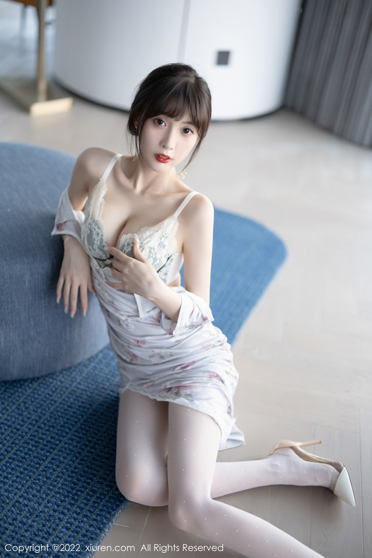 xgyw.top_XiuRen第5757期_模特林星阑白色图案旗袍露浅色蕾丝内衣配白丝袜甜美迷人写真90P
