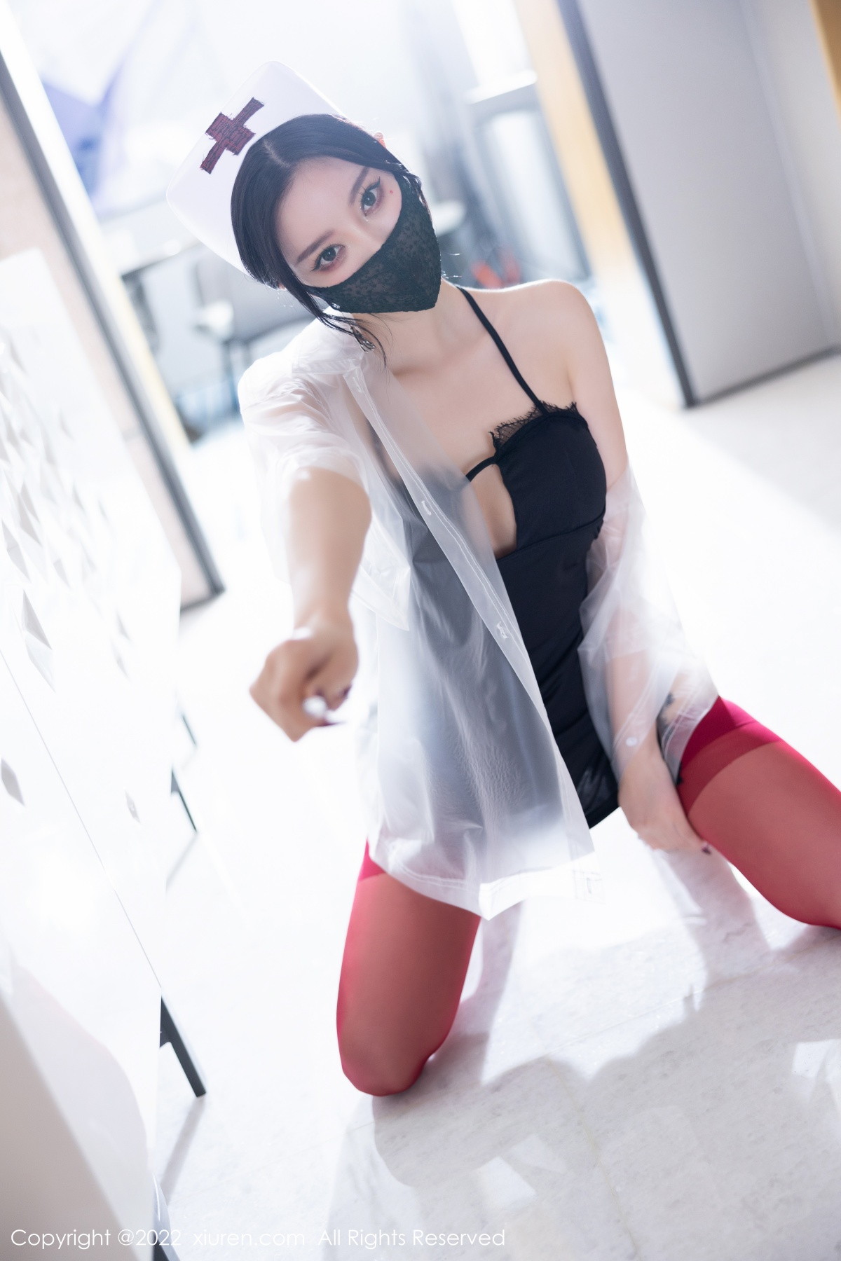 xgyw.top_XiuRen第5751期_女神杨晨晨Yome万圣节主题黑色吊带上衣配红丝袜完美诱惑写真90P