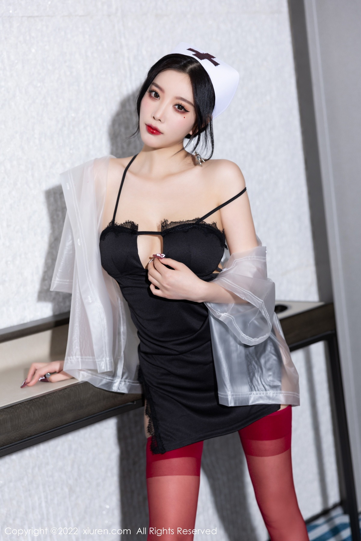 xgyw.top_XiuRen第5751期_女神杨晨晨Yome万圣节主题黑色吊带上衣配红丝袜完美诱惑写真90P
